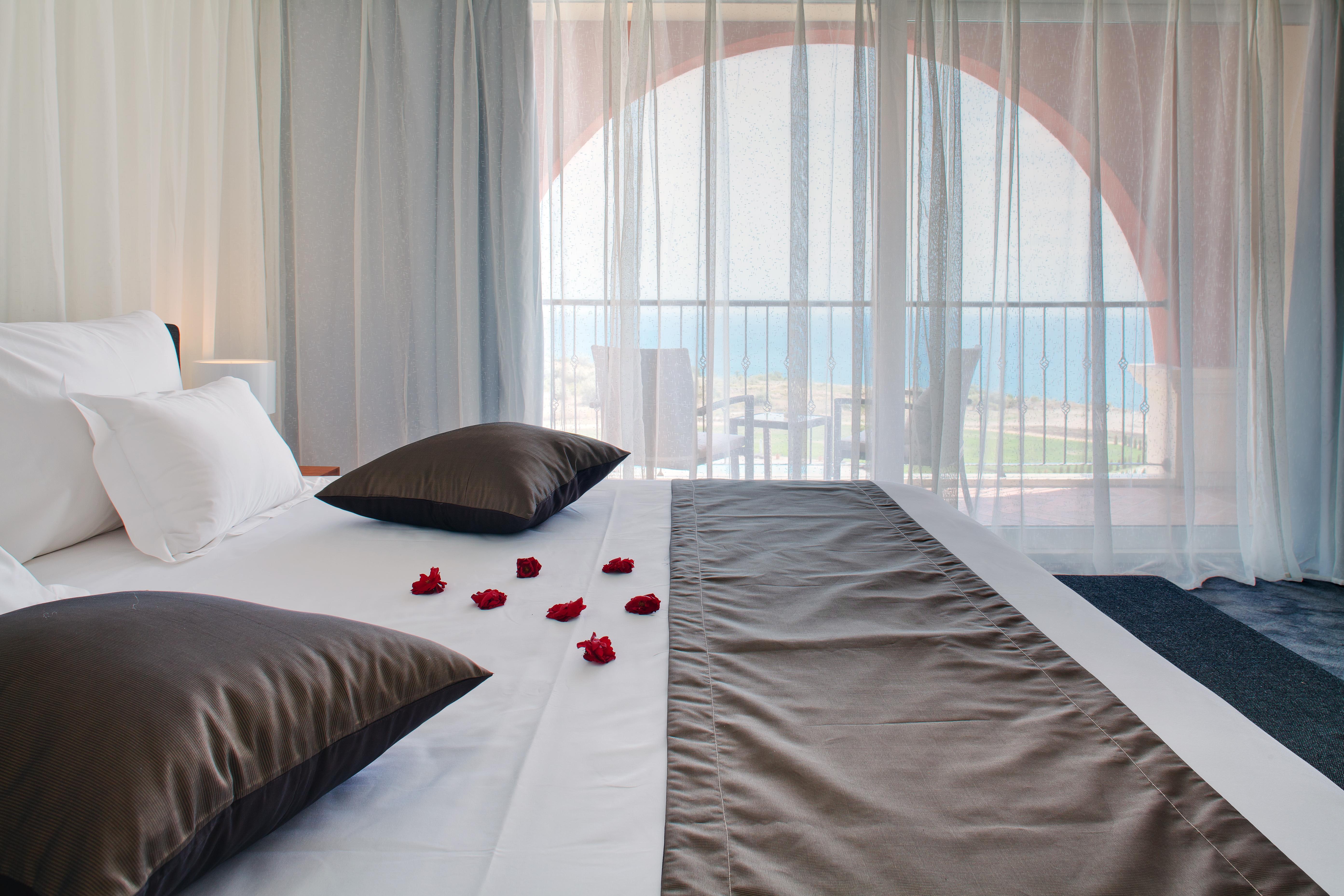 Lighthouse Golf & Spa Hotel Balcsik Kültér fotó A bedroom at the hotel
