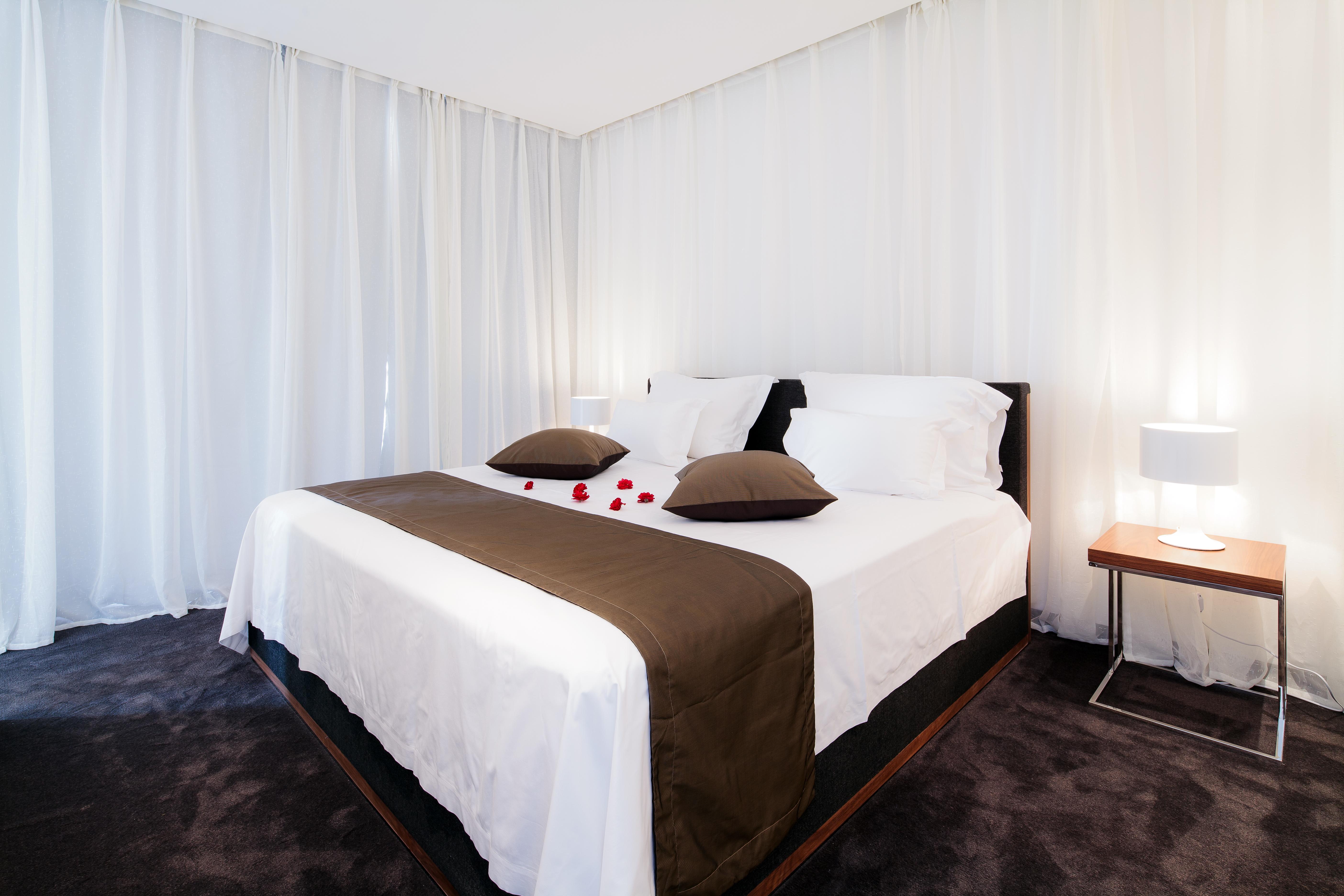 Lighthouse Golf & Spa Hotel Balcsik Kültér fotó A bed with a bed runner