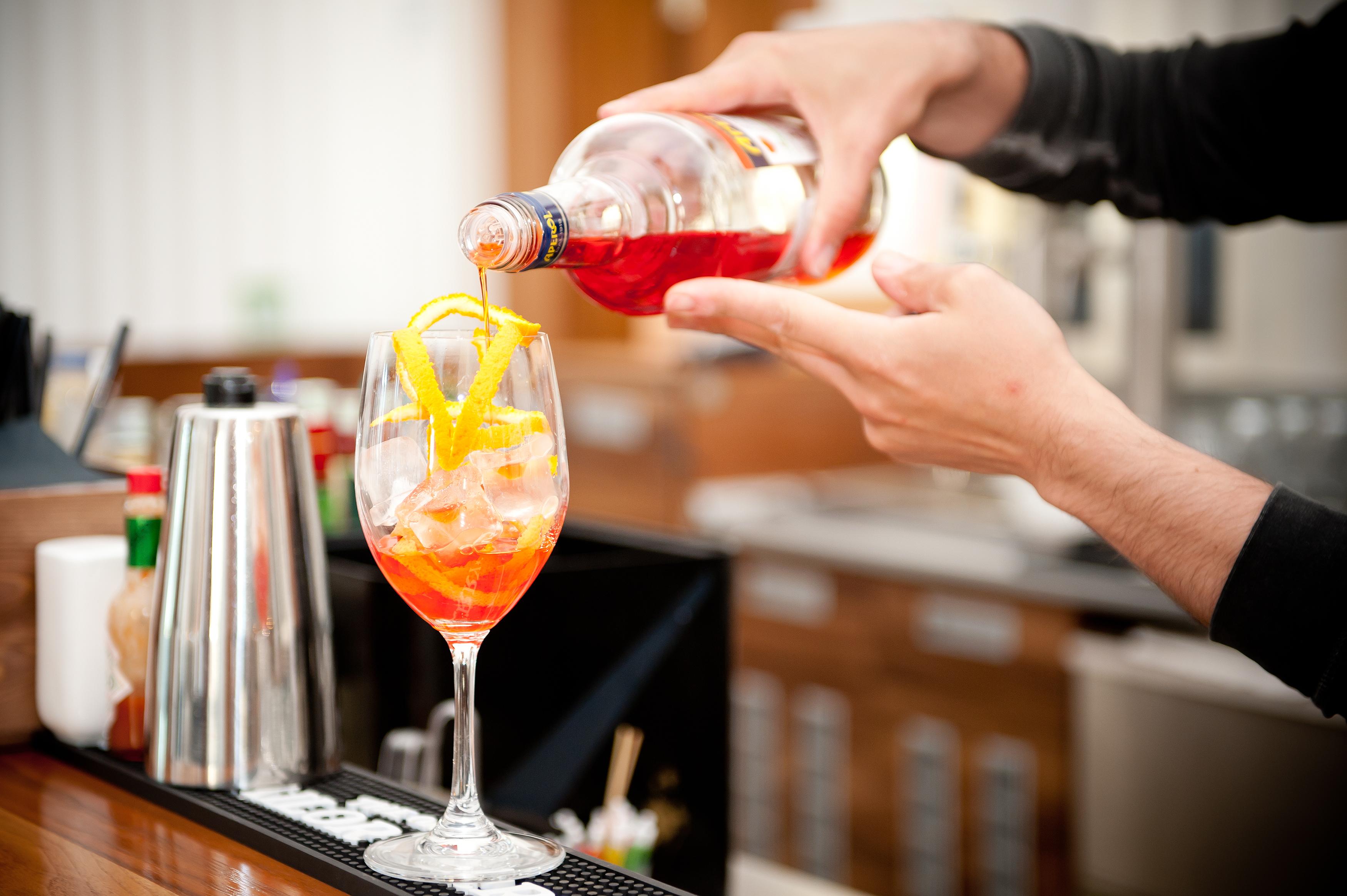 Lighthouse Golf & Spa Hotel Balcsik Kültér fotó A bartender preparing a cocktail