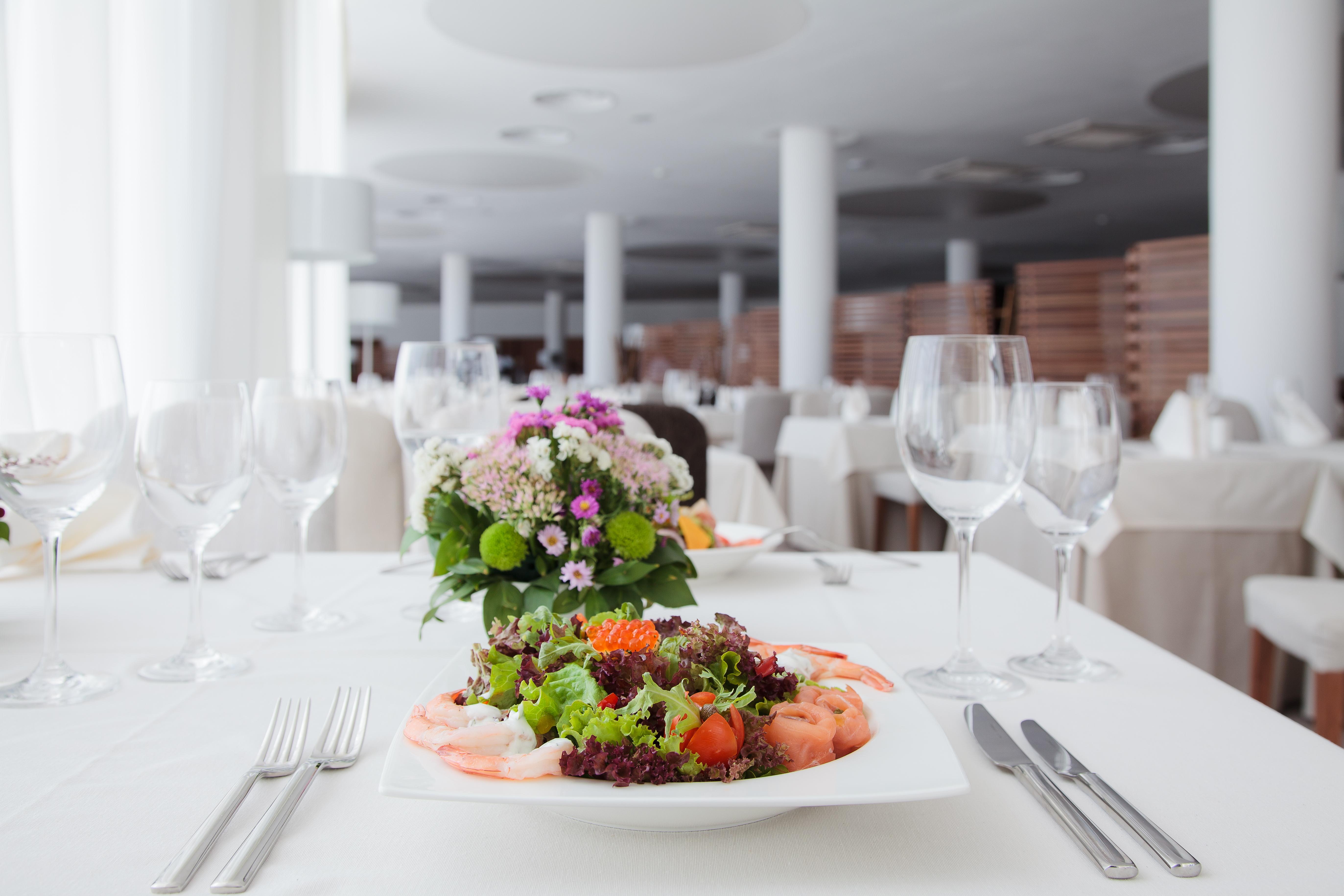 Lighthouse Golf & Spa Hotel Balcsik Kültér fotó A salad on a plate