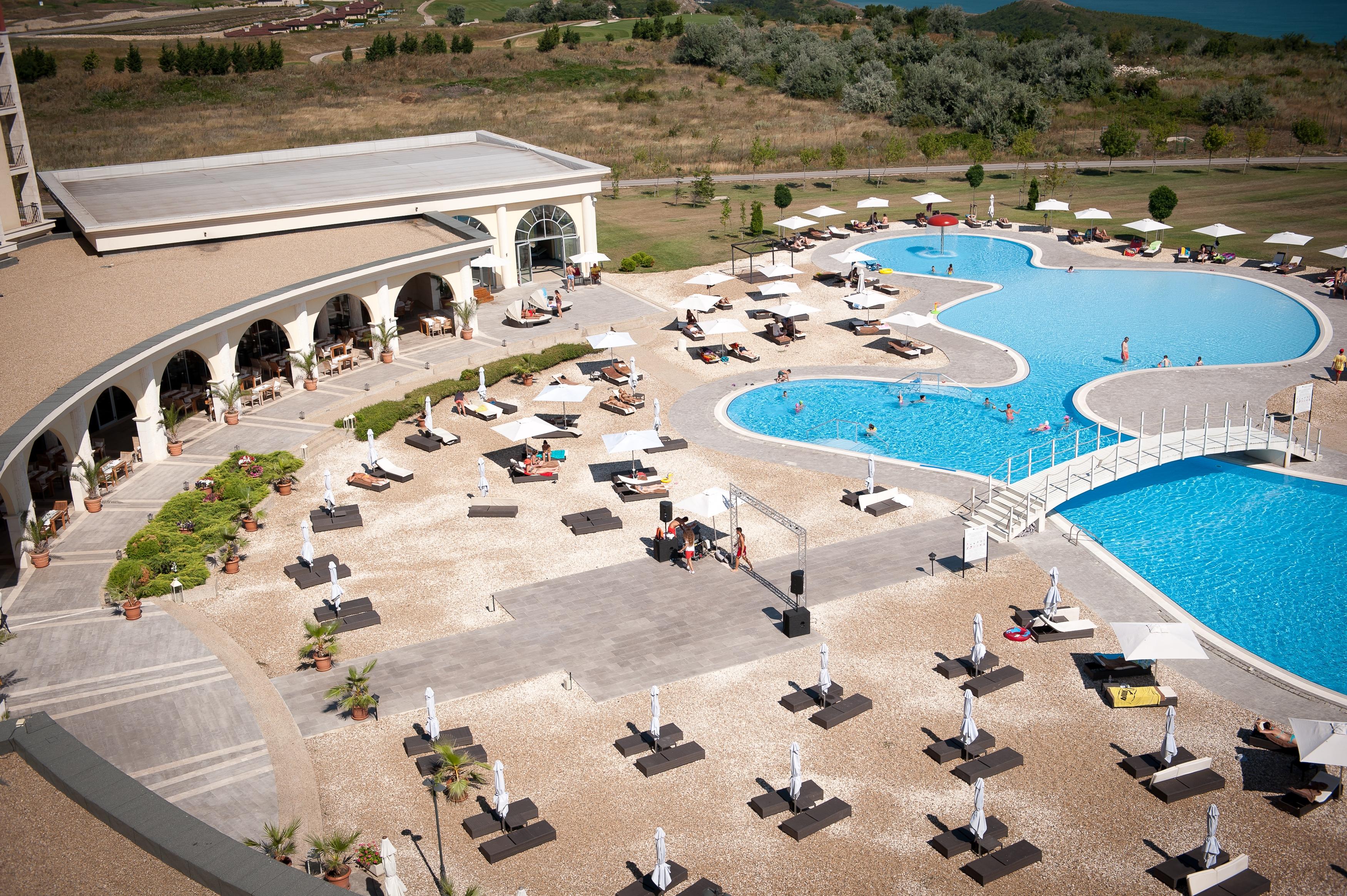 Lighthouse Golf & Spa Hotel Balcsik Kültér fotó The swimming pool at the hotel