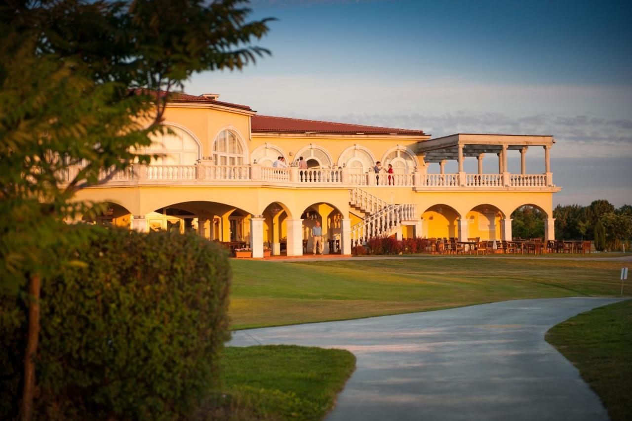 Lighthouse Golf & Spa Hotel Balcsik Kültér fotó The clubhouse at the Royal Palm Golf and Country Club