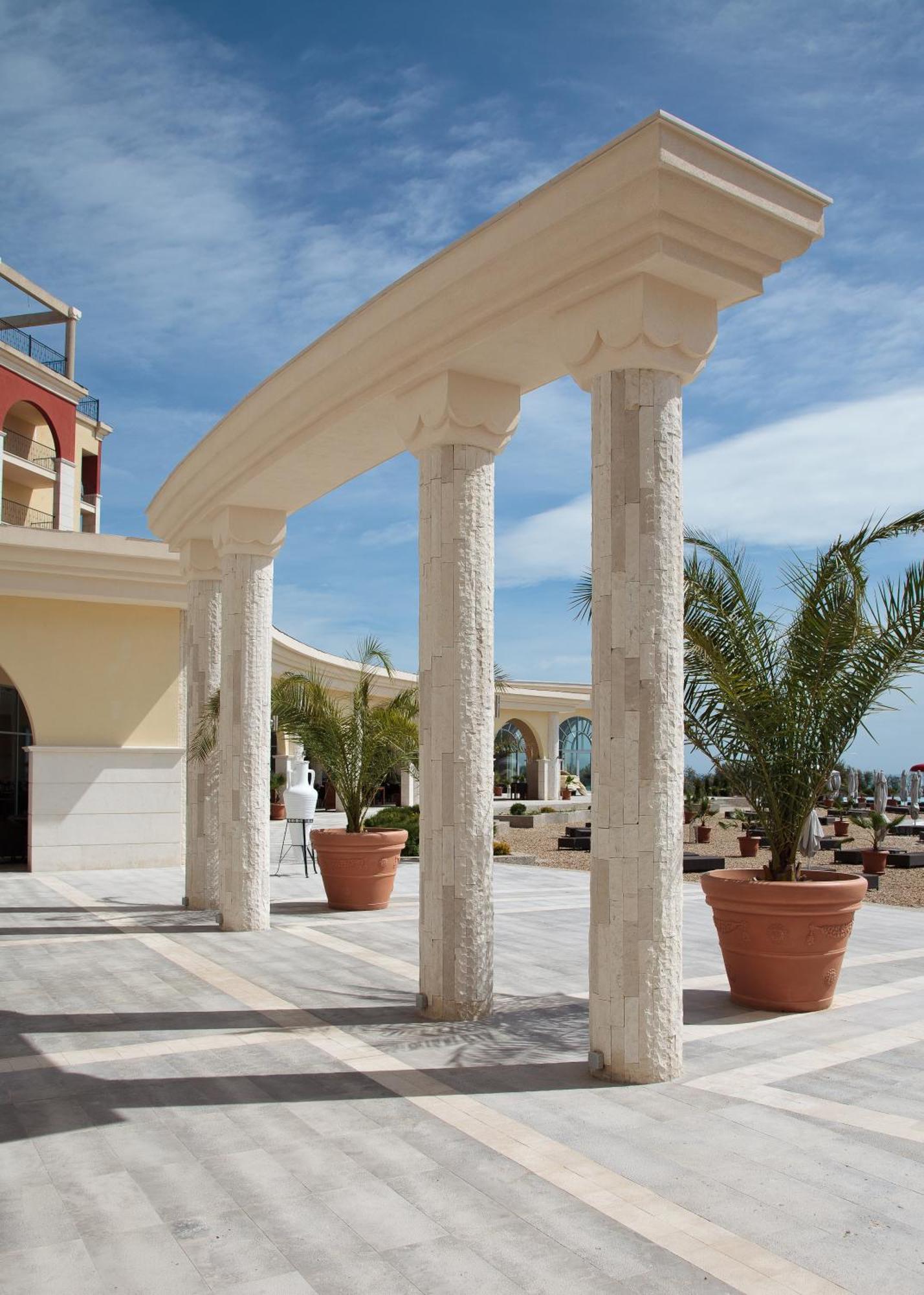 Lighthouse Golf & Spa Hotel Balcsik Kültér fotó Columns made of limestone
