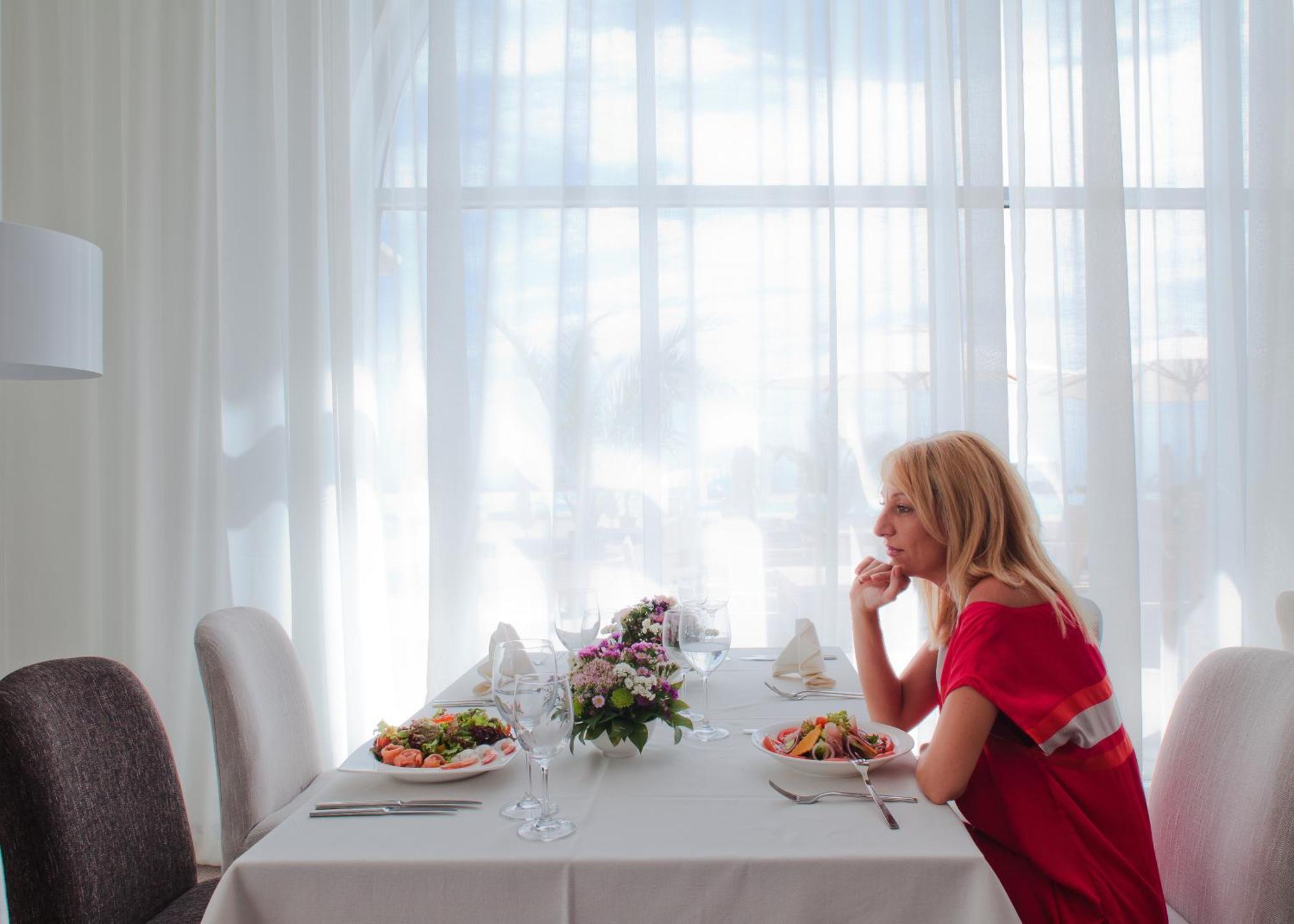 Lighthouse Golf & Spa Hotel Balcsik Kültér fotó A woman at a restaurant