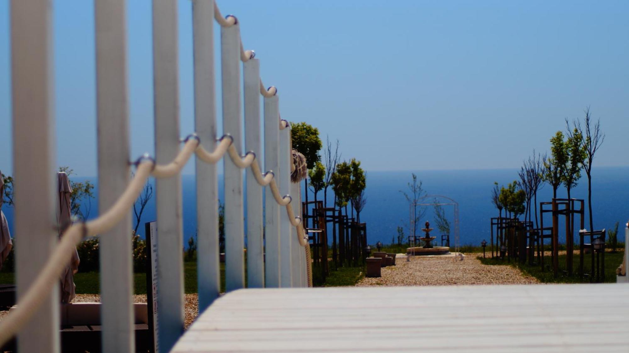 Lighthouse Golf & Spa Hotel Balcsik Kültér fotó The memorial