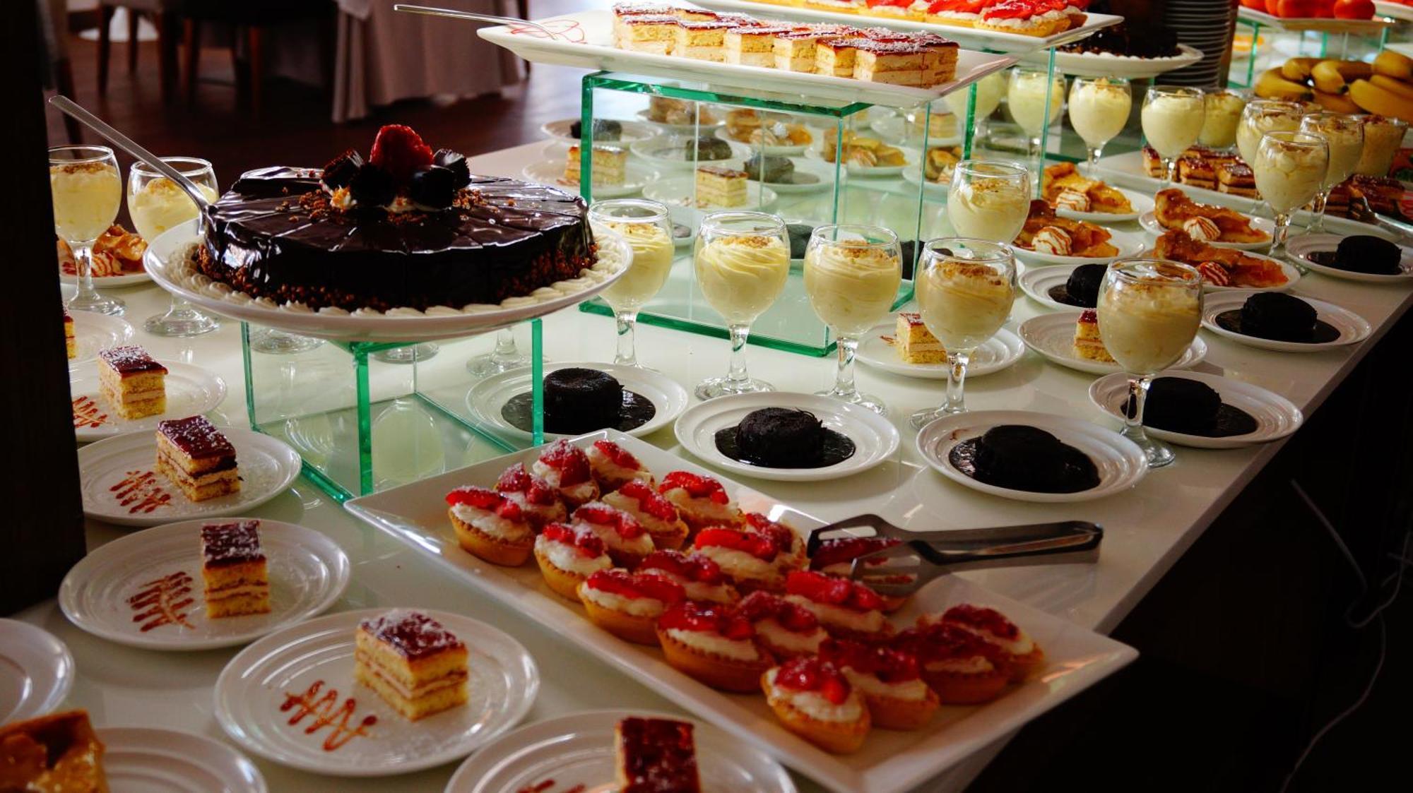 Lighthouse Golf & Spa Hotel Balcsik Kültér fotó A dessert buffet