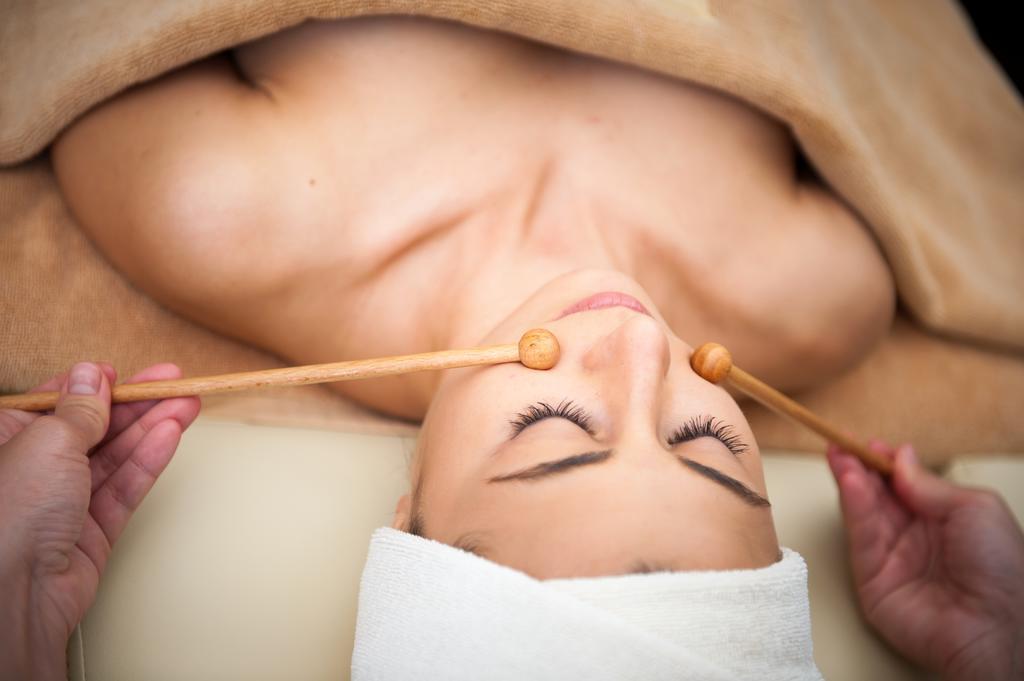 Lighthouse Golf & Spa Hotel Balcsik Kültér fotó Facial massage with bamboo sticks