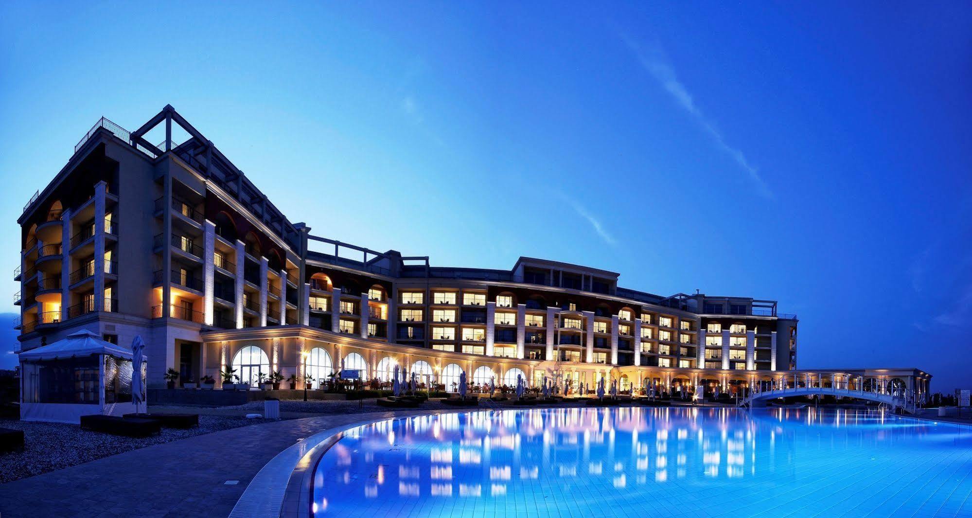 Lighthouse Golf & Spa Hotel Balcsik Kültér fotó The hotel at night